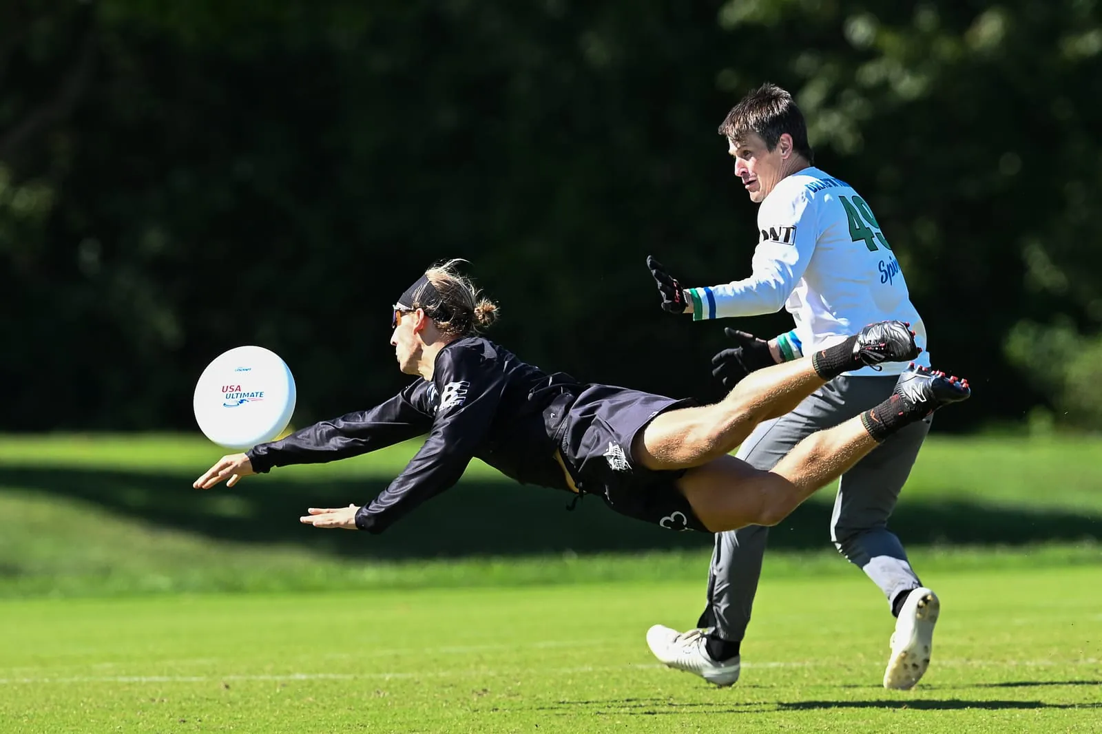 Austin Disco Club’s Joey Wylie gets a layout block against Drag’n Thrust at the 2026 Pro Championships. Photo: Kevin Leclaire – UltiPhotos.com